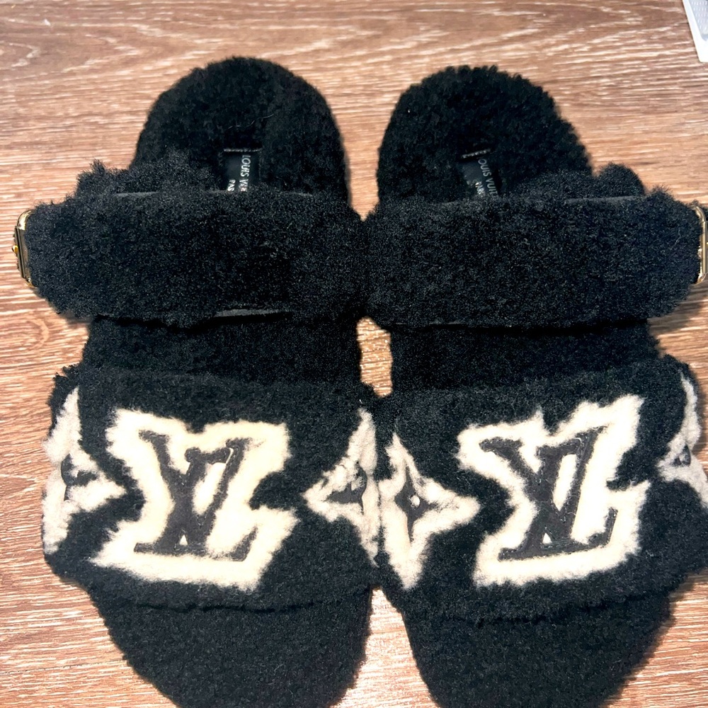 Louis Vuitton Paseo Flat Comfort Mule-Black & White Size 38 EUR